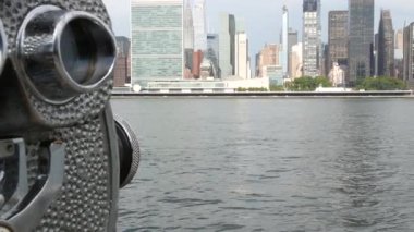 New York şehri kıyısı silueti, Manhattan şehir merkezi binaları, nehir kıyısındaki gökdelenler, doğu nehri suyu. Rıhtım manzarası, kule manzarası, Gantry Plaza. Long Island, Queens 'te. ABD Turizmi.