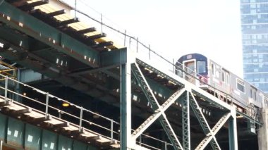 New York metrosu, metropol köprüsü, caddenin üstündeki metro yolu. Demiryolu taşımacılığı. Queensboro eski demiryolu, tren yolu. Queens toplu taşımacılığı. Long Island Şehri, Birleşik Devletler