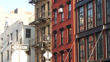 New York City klasik bina mimarisi, Manhattan, ABD. Şehir dışındaki konutlar. Birleşik Devletler 'de gayrimenkul. Tipik kırmızı tuğla cephesi. Yangın çıkışı, acil merdiven çıkışı..