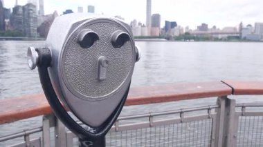 New York City rıhtım silueti, Manhattan Midtown binaları, doğu nehri kıyısında nehir kenarındaki gökdelenler. Rıhtım manzarası, kule manzarası, Gantry Plaza. Long Island, Queens 'te. Birleşik Devletler turizmi. Yağmurlu.