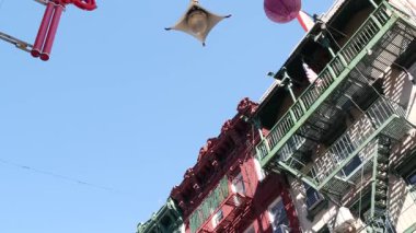 New York, Birleşik Devletler. Manhattan Chinatown Mott Caddesi, Çin etnik bölge binaları mimarisi, ABD. Küçük Çin 'deki Amerikan kırmızı tuğlalı evi. New York 'ta yangın merdiveni. Kağıt fenerler..