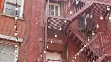 New York City klasik bina mimarisi. Evin dış cephesi. ABD 'de gayrimenkul. Tipik kırmızı tuğla cephesi. Manhattan şehir merkezi finans bölgesi, Stone Caddesi. Yangın merdiveni.