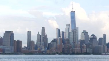 New York City rıhtımı, Manhattan şehir merkezi finans bölgesi, Dünya Ticaret Merkezi binası, nehir manzaralı gökdelenler. A iskelesinden, Hoboken, New Jersey. Birleşik Devletler mimarisi. Hudson Nehri