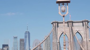Brooklyn Köprüsü 'nden Manhattan' a. New York City gökyüzü mimarisi, finans bölgesi şehir manzarası. Dünya Ticaret Merkezi, Dünya Ticaret Merkezi gökdeleni, fener. ABD seyahat rotası. Amerika Birleşik Devletleri.