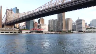 New York City rıhtımı, Queensboro Köprüsü, Manhattan Midtown binaları, nehir manzaralı gökdelenler. Roosevelt Adası 'ndan deniz kenarı manzarası. Birleşik Devletler mimarisi ve gayrimenkul.