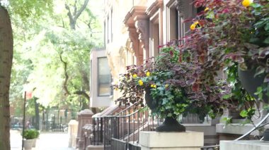 New York City konak binası, Brooklyn Heights yerleşim bölgesi, ABD. Brownstone şehir mimarisi, bağlı ev. Amerika Birleşik Devletleri emlak, Amerikan mülkü, New York 'ta apartmanlar ve evler.