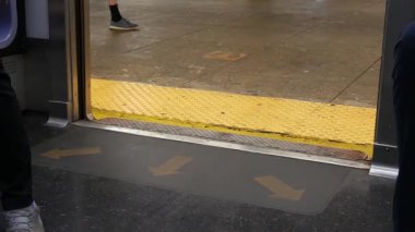 New York metro treni, metropolitan vagonun içinde. Birleşik Devletler metro taşımacılığı, NYC yolcu taşımacılığı, halk yeraltı tren yolu. Demiryolu trafiği. İçerideki araç, içerideki kulübe..