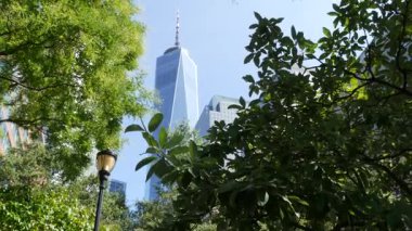 New York City Manhattan, Downtown Finans Bölgesi mimarisi, Birleşik Devletler. Bir Dünya Ticaret Merkezi gökdelen binası, ABD. Amerikan şehir sokağı. New York 'taki Özgürlük Kulesi. Batarya parkı yeşilliği.