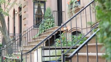 New York City konak binası, Brooklyn Heights yerleşim bölgesi, ABD. Brownstone şehir mimarisi, bağlı ev. Amerika Birleşik Devletleri emlak, Amerikan mülkü, New York 'ta apartmanlar ve evler.