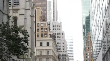 New York City Manhattan Midtown binası mimarisi, ABD 'de şehir sokağı. Amerika 'da 5. Cadde' deki Amerikan yerleşim ve iş yeri gayrimenkulleri. Aziz Thomas Kilisesi.
