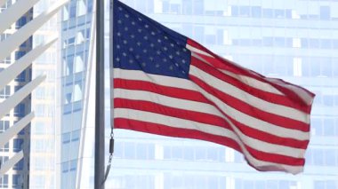 New York, Amerikan bayrağı dalgalanması. Dünya Ticaret Merkezi. Manhattan şehir merkezinde. Özgürlüğün sembolü, demokrasi, özgürlük, vatanseverlik. Star Spangled Banner, Eski Zafer. Yıldızlar ve Çizgiler. 11 Eylül Anma Günü