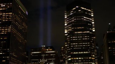11 Eylül Anma Günü 'nde Manhattan, Light' tan Doğu Nehri 'ne övgü. Feribottan New York 'a. Dünya Ticaret Merkezi. 11 Eylül Anıtı. Amerika Birleşik Devletleri 'nin gökyüzünde iki kiriş