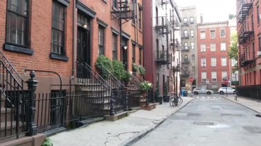 New York City mimarisi. Şehir dışındaki konutlar. ABD 'de gayrimenkul. Genel kırmızı tuğla cephesi. Greenwich Village Gay Caddesi. Yangın merdiveni. Dur, tek yön işareti..