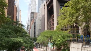 New York Manhattan Midtown mimarisi. Chrysler binası, ikonik gökdelen, 42 sokak, ABD. Amerikan şehir manzarası, ünlü NYC kulesi, Birleşik Devletler. Tudor City Köprüsü 'nden. Ağaçlar