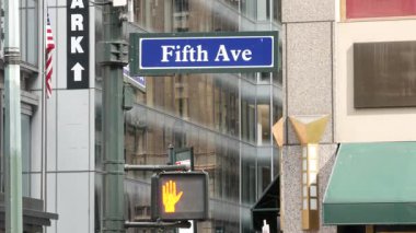 Beşinci cadde, 5 ave yolu tabelası, Manhattan şehir merkezi mimarisi, New York 5 av sokağı köşesi. Trafik kavşağı tabelası, ABD. Otopark ve Amerikan bayrağı.