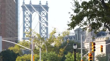Manhattan Köprüsü 'nden Brooklyn Dumbo' ya. New York 'un sembolü, Amerika' nın seyahat yeri. Amerika Birleşik Devletleri 'nin mimarisi, turist simgesi. Manhattan 'daki Two Bridges bölgesinden telgraflı köprü..