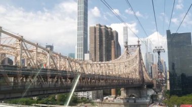 New York City Roosevelt Adası tramvayı Manhattan Midtown sokaklarına gidiyor. Queensboro Köprüsü yakınlarındaki Amerikan tramvayı. ABD 'de toplu taşıma. Yukarı doğu yakası mimarisi, ufuk çizgisi şehir manzarası.