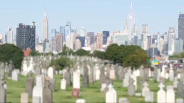Queens, ABD 'deki New York City Calvary mezarlığı. Manhattan şehir merkezi siluet şehri mimarisi. Mezar taşları, mezarlıklar. Birleşik Devletler 'de büyük bir mezarlık. Çimenler.