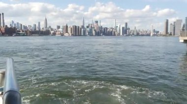 Feribottan New York City silueti. Manhattan şehir merkezinde, feribottan yükselen gökdelenler. Doğu nehri kıyısı manzarası, nehir kenarı mimarisi, ABD. Empire State, Chrysler Binası.