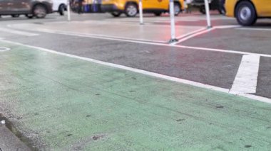 New York City Times Meydanı, Manhattan Midtown Broadway Caddesi, ABD. Amerikan NYC şehir hayatı. İnsanlar zebra yaya geçidinde yayalar. Yoğun yol trafiği. Düşük açı, bacak ya da ayak. Asfalt. Yeşil bisiklet yolu