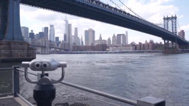 New York City Manhattan Köprüsü gözcüsü, kule görüntüleme dürbünü, Brooklyn, Dumbo, ABD. Şehir merkezindeki rıhtım manzarası, gökdelen silüeti. Riverfront turizm güvertesi, East River. Dünya Ticaret Merkezi.