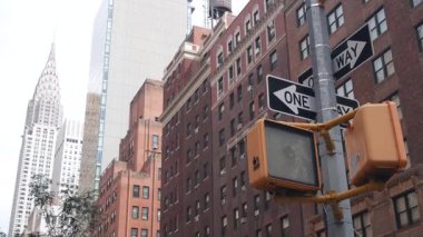 New York City kavşağı, Lexington caddesi kavşağı tabelası. Chrysler binası, Midtown bölgesi, NYC, ABD. Yükselen gökdelen mimarisi, tek yönlü yol işareti, trafik ışığı