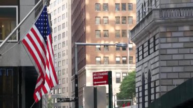 New York, Birleşik Devletler. Aşağı Manhattan Mali Bölgesi Şehir Mimarisi. Amerikan bayrağı. Wall Street Borsası yakınındaki Federal Rezerv Bankası binası. ABD Federal Rezerv Sistemi.