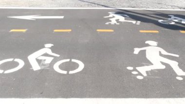 Bisiklet şeridi asfalt levhası, New York. Bisiklet yolu, bisikletçiler için bisiklet yolu, Manhattan. Patenler ve patenler için harika bir yol. Eğlence amaçlı spor etkinliği altyapısı, motosiklet bisikleti, ABD.
