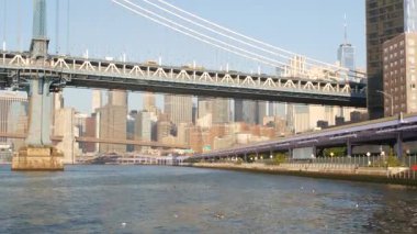 New York City Manhattan Köprüsü 'nden Brooklyn' e. Rıhtım şehir merkezi, 35. İskeleden ABD finans bölgesi gökdelenleri. Doğu nehri ikonik manzarası, sabah gün batımı. Nehir kenarı mimarisi.