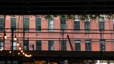 New York City klasik bina mimarisi. Şehir dışındaki konutlar. ABD 'de gayrimenkul. Tipik kırmızı tuğla cephesi. Chelsea 'de yüksek hat sonu, Köfte Bölgesi. Ampul çelengi