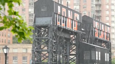 New York City Gantry Plaza rıhtımı, Long Island tabelası, Hunters Point, Queens, ABD. Endüstriyel rıhtım demirden yapılma tarihi tarihi nehir kenarı kenti, Manhattan 'ın karşısındaki East River.