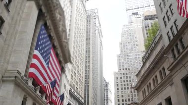 New York, Birleşik Devletler. Aşağı Manhattan Mali Bölgesi Şehir Mimarisi. Kocaman bir Amerikan bayrağı. Wall Street Borsa Binası, ABD Borsa Ticareti.