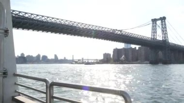 Feribottan New York City silueti. Manhattan şehir merkezindeki gökdelenler feribottan görünüyor. Doğu nehri kıyısı manzarası, nehir kıyısındaki binalar ABD suları yakınında. Williamsburg Köprüsü