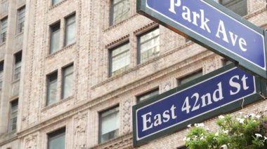 New York City Grand Central Terminali, 42 sokak, Park Avenue, Pershing Square mimarisi. Şehir merkezi, demiryolu ulaşımı. NYC kavşağı, Doğu 42. köşe, kavşak tabelası.