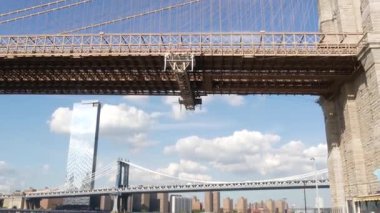 New York City Manhattan şehir merkezi silueti, finans bölgesi deniz manzarası. Doğu nehri, Brooklyn Köprüsü yakınlarındaki Dumbo iskelesinde. Dünya Ticaret Merkezi gökdeleni. İkonik nehir manzarası, korkuluk işareti.