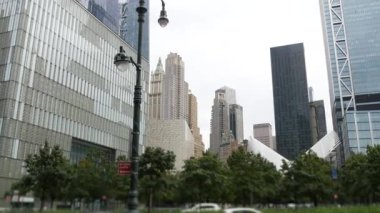 New York City Aşağı Manhattan Finansal Bölge sokak mimarisi, Birleşik Devletler. Bir Dünya Ticaret Merkezi gökdelen binası, ABD. Amerikan şehir parkı. Özgürlük Kulesi 'nin yanındaki 911 Anıt Havuzları.