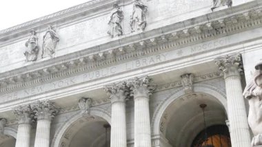 New York, Manhattan şehir merkezi Bryant Parkı. Halk kütüphanesi mimarisi, 42 sokak ve 5. Cadde köşesi, Birleşik Devletler. Amerika 'da NYC' nin simgesi. Dış görünüş ve aslan heykeli