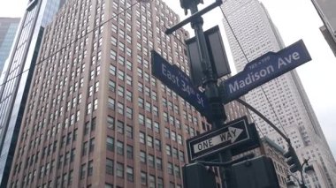 New York Şehri kavşağı, yol kavşağı tabelası. Empire State Binası, Midtown Bölgesi, Madison Bulvarı, 34, NYC, ABD. Yükselen gökdelen mimarisi, köşe metin yol işareti.