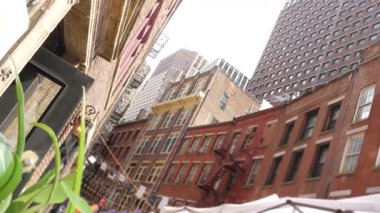 New York City klasik bina mimarisi. Evin dış cephesi. ABD 'de gayrimenkul. Tipik kırmızı tuğla cephesi. Manhattan şehir merkezi finans bölgesi, Stone Caddesi. Yangın merdiveni.