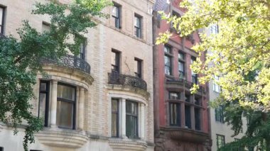 New York City konak binası, Brooklyn Heights yerleşim bölgesi, ABD. Brownstone şehir mimarisi, bağlı ev. Amerika Birleşik Devletleri emlak, Amerikan mülkü, New York 'ta apartmanlar ve evler.