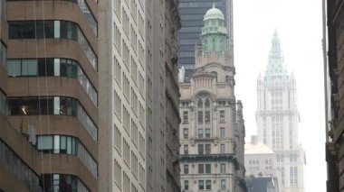 New York City Aşağı Manhattan, Finansal Bölge, Birleşik Devletler. Woolworth gökdeleni inşa ediyor, Broadway caddesi perspektifi, ABD. Amerikan şehir mimarisi. NYC 'deki Gotik Kule.