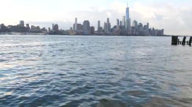 New York City rıhtımı, Manhattan şehir merkezi finans bölgesi, Dünya Ticaret Merkezi binası, nehir manzaralı gökdelenler. A iskelesinden, Hoboken, New Jersey. Birleşik Devletler mimarisi. Hudson Nehri