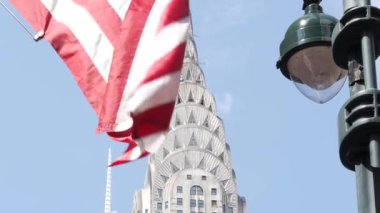 New York, Amerikan bayrağı dalgalanması. Chrysler binası. Manhattan şehir merkezi 42. Cadde, şehir mimarisi. Özgürlük, demokrasi, özgürlük ve vatanseverliğin sembolü. Star Spangled Banner, Eski Zafer. Yıldızlar, Çizgiler