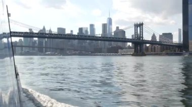 Feribot ile New York City şehir merkezinin silueti. Manhattan ve Brooklyn köprüsü. Feribottan Dünya Ticaret Merkezi gökdelenine. Doğu nehri kıyısı manzarası, nehir kenarındaki binalar, ABD.