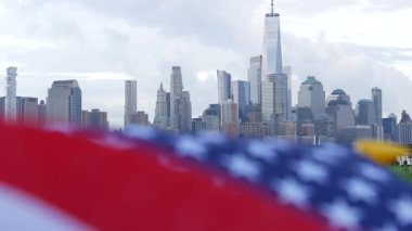 New York City rıhtım silueti, Manhattan Şehir Merkezi Dünya Ticaret Merkezi gökdeleni. New Jersey, ABD 'den şehir manzarası. Amerikan bayrağı 11 Eylül, ABD. Bağımsızlık ve Hatıra sembolü. Rüzgâr