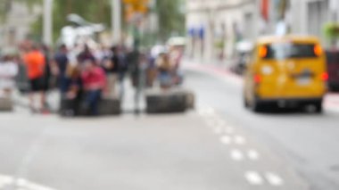 New York City Suçlama Boğası, Wall Street Borsası sembolü, ABD. Aşağı Manhattan Merkez Finans Bölgesi, Birleşik Devletler. Broadway caddesinde Amerikan Bayrağı. Odaklanamayan turistler. Sarı taksi.