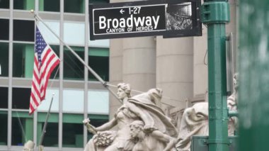Broadway sokak tabelası, Manhattan şehir merkezi finans bölgesi mimarisi, New York. Trafik levhası. Amerikan bayrağı Alexander Hamilton U.S. Özel Ev, 1907 'de dikildi. Kahramanlar Kanyonu.