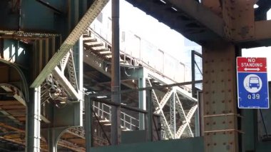 New York metrosu, metropol köprüsü, caddenin üstündeki metro yolu. Demiryolu taşımacılığı. Queensboro eski demiryolu, tren yolu. Queens toplu taşımacılığı. Long Island Şehri, Birleşik Devletler