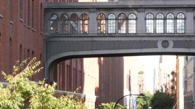 New York sokağı, Chelsea Market gökdeleni. Retro endüstriyel mimari, kırmızı tuğla bina. Amerikan tarihi yükseltilmiş gökyüzü köprüsü Manhattan tarihi simgesi, ABD. Köfteler bölgesi, High Line.