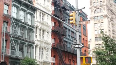 New York City Manhattan Soho moda bölgesi Broom, Crosby caddeleri, Broadway. ABD şehir binası cephesi, eski klasik Amerikan mimarisi NYC, ABD. İş ve konut mülkleri.